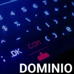 teclado de tablet con carácteres resaltando e ldominio .com