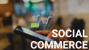 MANOS DE UNA PERSONA SOSTENIENDO UN CELULAR COMPRANDO EN LINEA